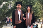 آرام ملازاده مع ابنته ريان يوم تخرجهما من الجامعة وحصولهما على شهادة البكالوريوس (الجزيرة نت)