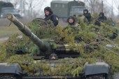 الجيش الأوكراني يجري تدريبات في منطقة لوهانسك (رويترز)