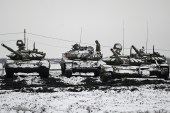 دبابات روسية من طراز تي – 72ب3 أثناء تدريبات عسكرية جنوبي روستوف (رويترز)