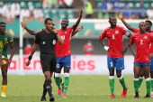 لاعبو غامبيا يعترضون على لجوء الحكم لتقنية الفار (رويترز)