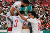 لاعبو تونس يحتفلون مع المثلوثي بعد تسجيله الهدف الأول (رويترز)