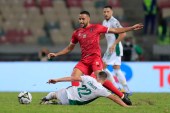 الجزائر تلقت هزيمة مفاجئة أمام غينيا الاستوائية على ملعب جابوما (رويترز)