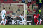 أوبيانغ يسدد كرة هدف الفوز الغيني في مرمى الجزائر (رويترز)