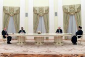 الرئيس الروسي فلاديمير بوتين (يسار) يستقبل نظيره الإيراني إبراهيم رئيسي في موسكو (رويترز)