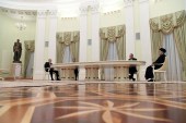 الرئيس الروسي فلاديمير بوتين (يسار) يستقبل نظيره الإيراني إبراهيم رئيسي في موسكو (رويترز)