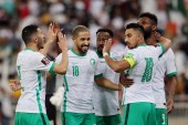 لاعبو السعودية يحتفلون بعد هدف البريكان (رويترز)