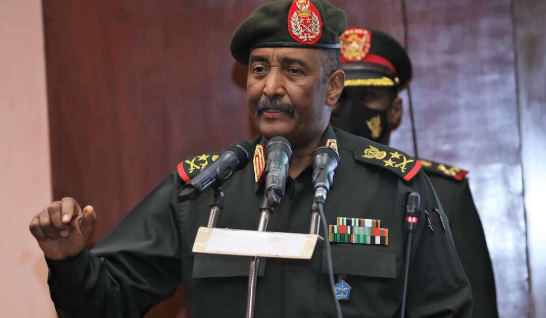 البرهان يهدد بطرد مبعوث الأمم المتحدة إلى السودان