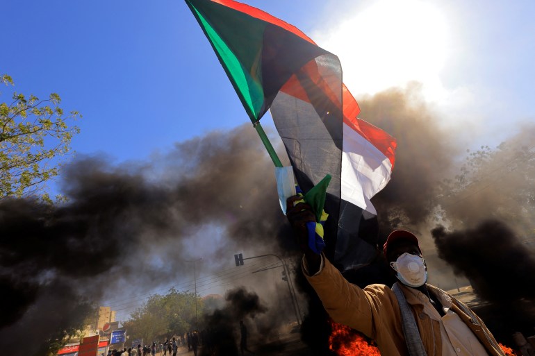 الاحتجاجات المستمرة بالسودان تطالب بحكم مدني ومحاسبة قتلة متظاهرين (رويترز)