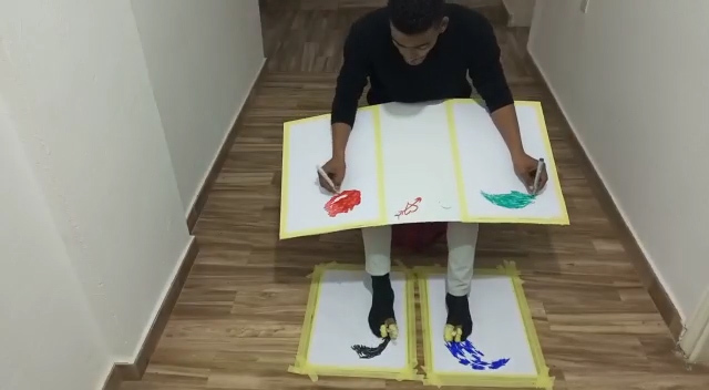 رسام ليبي يستخدم يديه وقدميه لرسم 4 لوحات مختلفة في آن واحد | منوعات |  الجزيرة نت