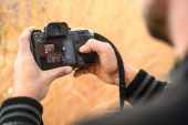 يمكن للمبتدئين ترك مهمة ضبط العلاقة بين فتحة العدسة ووقت التعريض للكاميرا لكي يتم ضبطه تلقائيا (الألمانية)