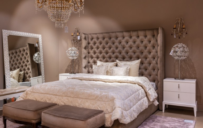 6: لاريسا معصراني- تعكس غرفة النوم هذه زواجًا كلاسيكيًا مثاليًا مع جو عصري مميز- (بيكسلز).