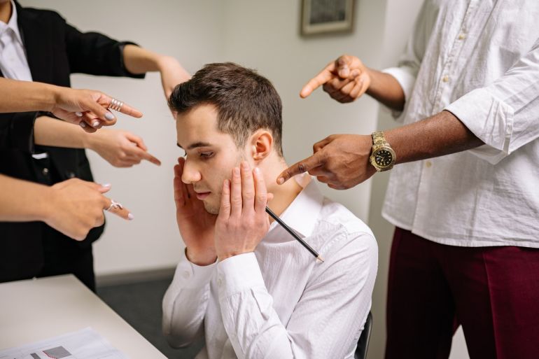 إذا تم تجاهل أفكارك أو مخاوفك أو طلباتك فهي إشارة إلى أنك أصبحت منبوذا
