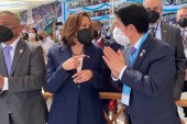 هاريس نائبة الرئيس الأميركي خلال لقائها نظيرها التايواني وليام لاي (وكالات)