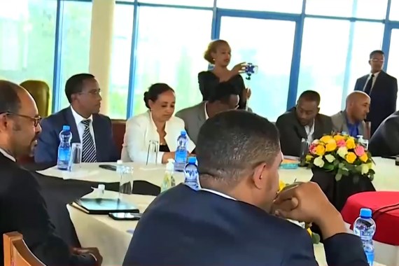 قال حاكم إقليم أمهرا الإثيوبي إنه عقد اتفاقاً مع نظيره في إقليم أوروميا، للعمل على حل الأزمة الأمنية بين الإقليمَين ومحاربة عناصر جبهة تغراي و "جماعة "أونغ شني" الأورومية