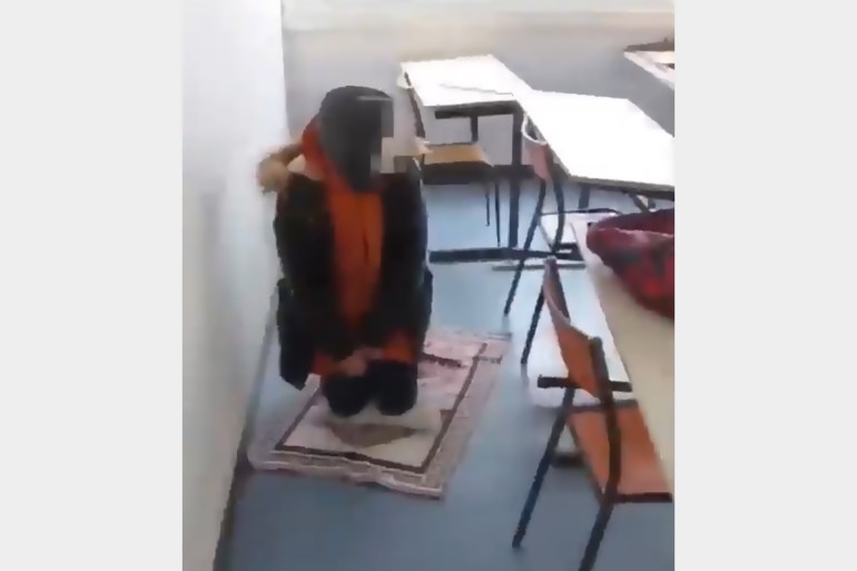 فيديو طالبة محجبة تصلي داخل الجامعة يثير جدلا في فرنسا