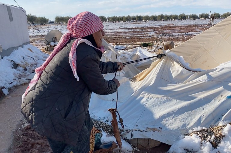 3- سوريا - إدلب - تسببت العاصفة الثلجية الأخيرة بتشريد الآلاف من السوريين وسط البرد والعراء. (الجزيرة نت).
