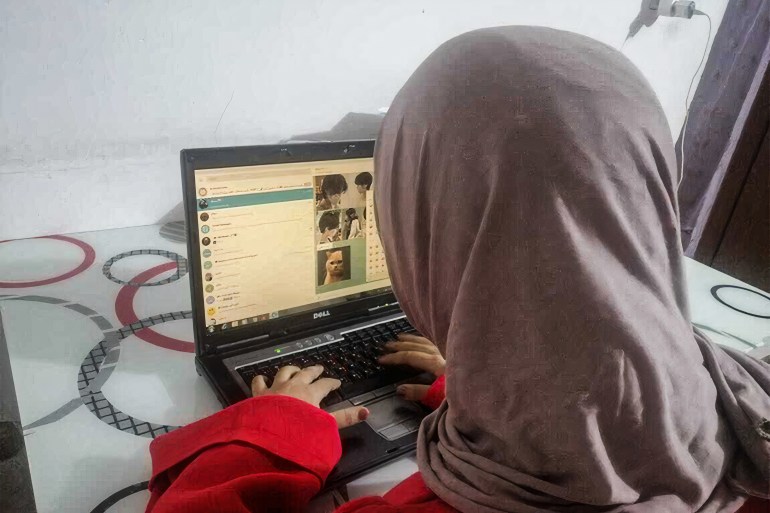 فتاة عراقية تتواصل عبر الكومبيوتر - الجزيرة نت