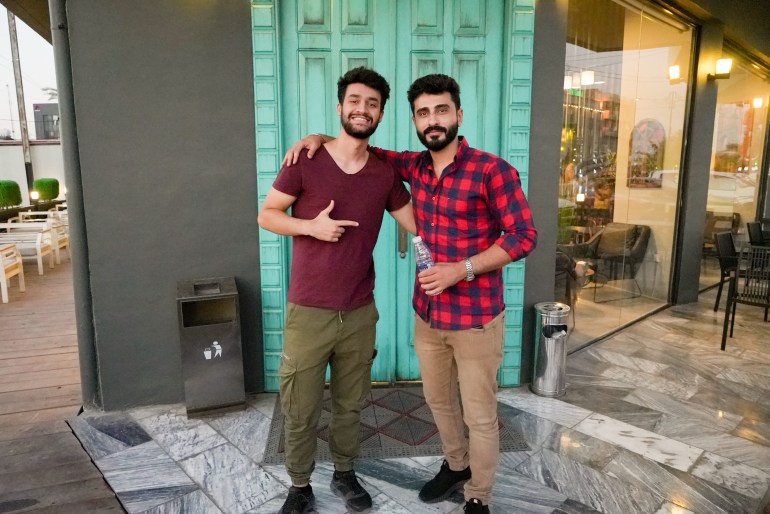 ديار طلال (26 عامًا) وأسامة موسى (32 عامًا)، مبادرة أسموها مقهى المسافرين العراقيين