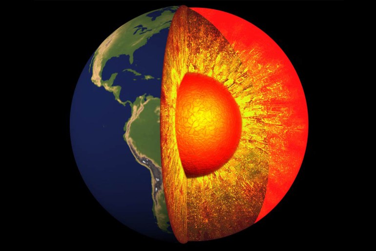 الطبقة الداخلية الموجودة في مركز الأرض هي لب في الحالة السائلة