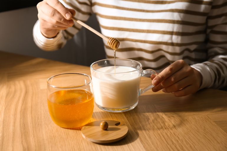 هل يساعد شرب حليب ساخن بالعسل على النوم؟