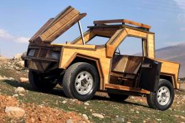 عراقي (اسمه: عمر ابراهيم) يصنع سيارة خشبية من أخرى محترقة المصدر: الجزيرة) يصنع سيارة خشبية من أخرى محترقة المصدر: الجزيرة