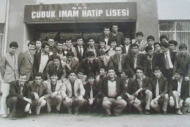 لطلبة مدارس إمام وخطيب قديماً في تركيا وهذا اسمها باللغة التركية Eski Türkiye’de imam ve hatip okulları