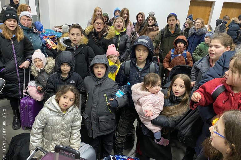 استقبال 100 طفل من يهود أوكرانيا بعد تخليصهم من المعارك وإحضارهم إلى إسرائيل.