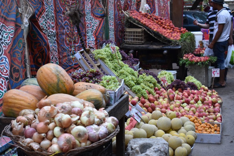 صورة2 مقاطعة السلع التي تزيد أسعارها أحد نصائح الإعلاميين- سوق خضروات وفاطهة في مصر- تصوير المراسل