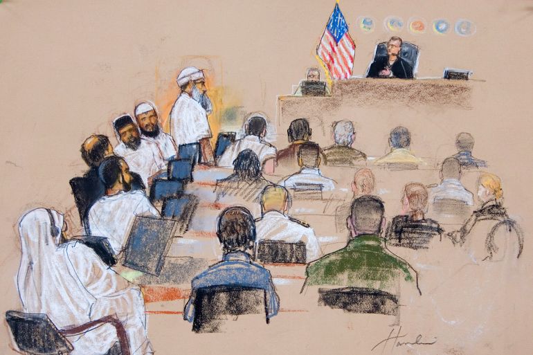 رسم من قاعة المحكمة يظهر خالد شيخ محمد وأربعة متهمين آخرين خلال جلسة محاكمتهم في قاعدة غوانتانامو بكوبا في 5 يونيو/حزيران 2008