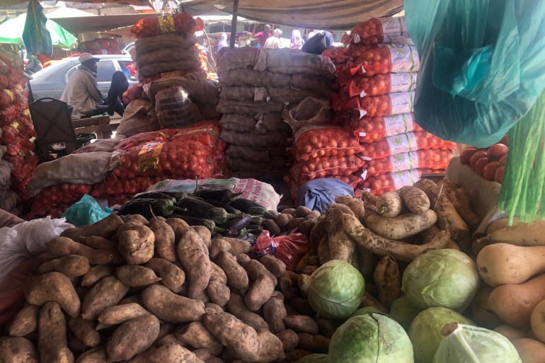 المستهلكون يطالبون بتعزيز الجهود لدعم المنتج المحلي بجانب تنظيم قطاع الزراعة (الجزيرة)