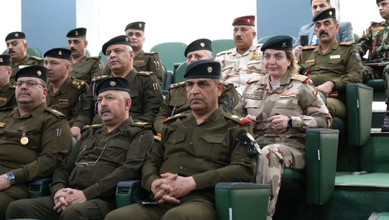 العميد الركن انغام تتوسط اجتماعا يضم قيادات الجيش العراقي