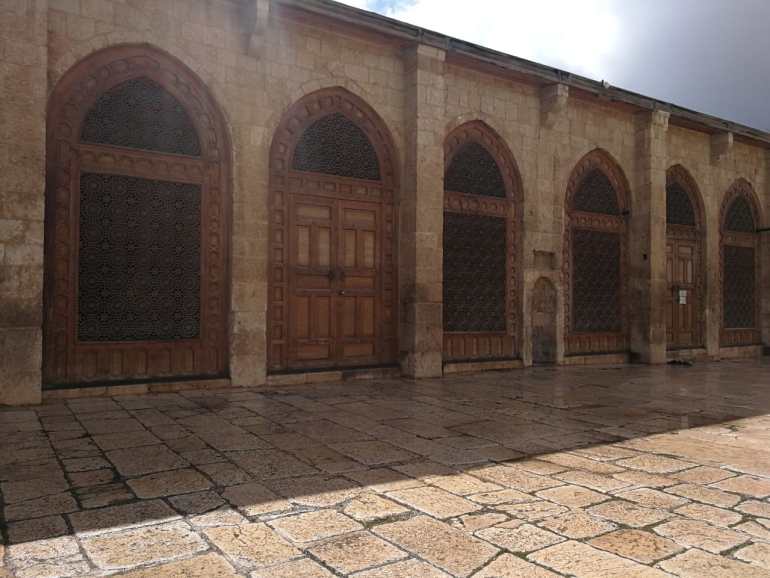 This mosque is very similar to the Umayyad Mosque in Damascus and the Umayyad Mosque in Aleppo - (Al Jazeera Net).