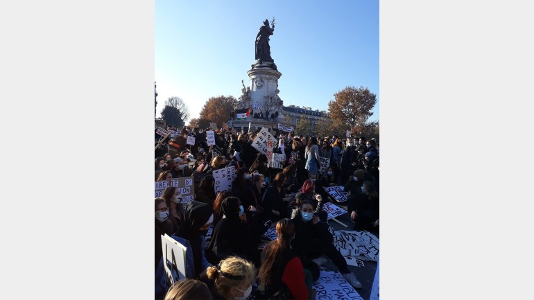 فقط للاستخدام الداخلي وقفة احتجاجية في ساحة الجمهورية بباريس مناصرة للمهاجرين الجزيرة