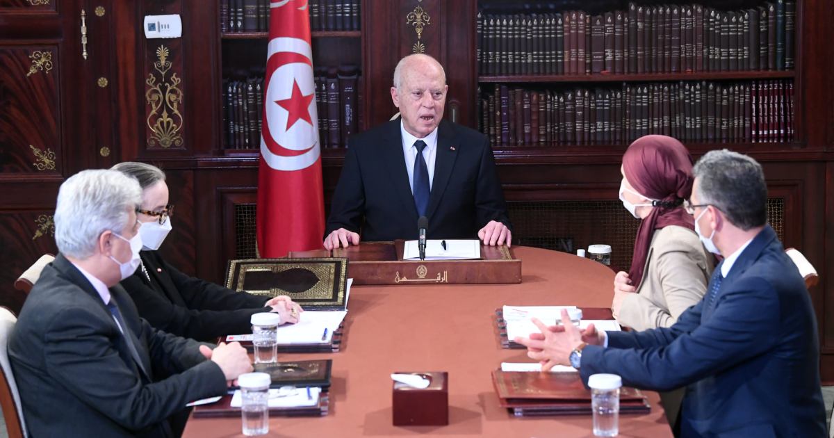 كاتب في بلومبيرغ: رئيس تونس ارتعب من تصويت البرلمان