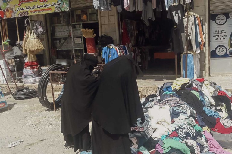 4- سوريا - مدينة إدلب - يقبل الأهالي في إدلب على شراء الملابس المستعملة لرخص ثمنها- عمر يوسف