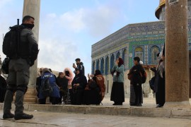 6-فلسطين، القدس، المسجد الأقصى، جنود الاحتلال يمنعون النساء من الوصول لساحات المصلى القبلي في المسجد الأقصى(الجزيرة نت)