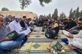 8-فلسطين، القدس، المسجد الأقصى، إحدى فعاليات الاعتكاف العلمي جلسات صلاة على النبي ودرس في الشمائل المحمدية(الجزيرة نت)