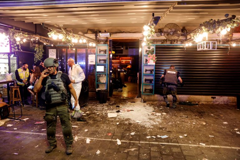 Israeli security and rescue personnels work by the entrance to a restaurant following an incident in Tel Aviv, Israel April 7, 2022. REUTERS/Moti Milrod ISRAEL OUT. NO COMMERCIAL OR EDITORIAL SALES IN ISRAEL.