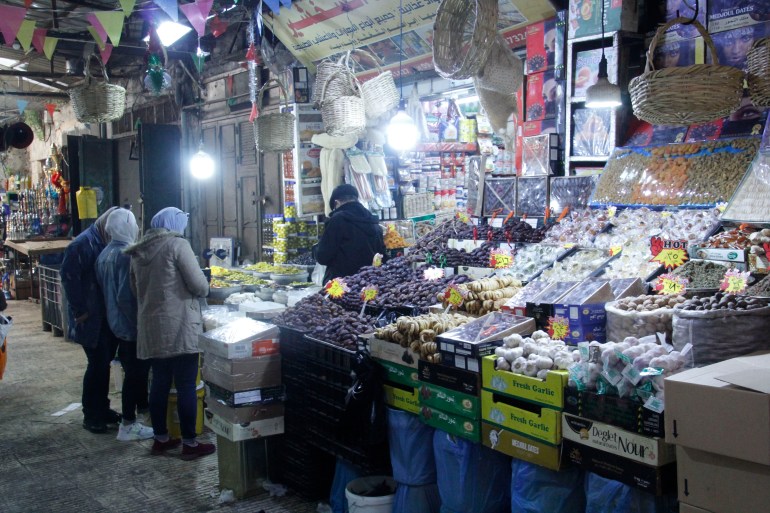 عاطف دغلس- السمانة ولوازم رمضان ارتفعت اسعارها بشكل كبير-سوق البلدة القديمة بنابلس- الضفة الغربية- نابلس- الجزيرة نت7