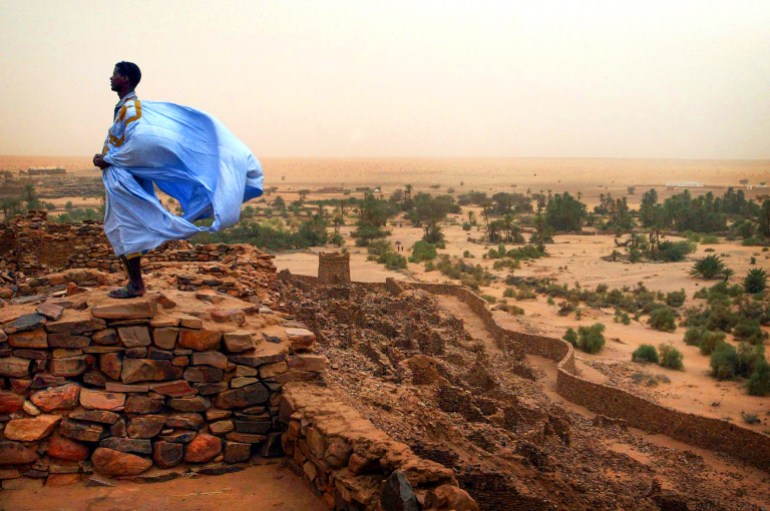 File photo shows a Mauritanian man's clothing blown by wind in the ancient village of Ouadane, some 600 kilometers (400 miles) northeast of the capital Nouakchott, August 16, 2005. The Islamic Republic on the western edge of the Sahara desert on June 25, 2006, will hold its first national vote since last August's military coup, a key test of the junta's ability to put the country back on the path to democracy and prosperity. Picture taken August 16, 2006. REUTERS/Finbarr O'Reilly (MAURITANIA)