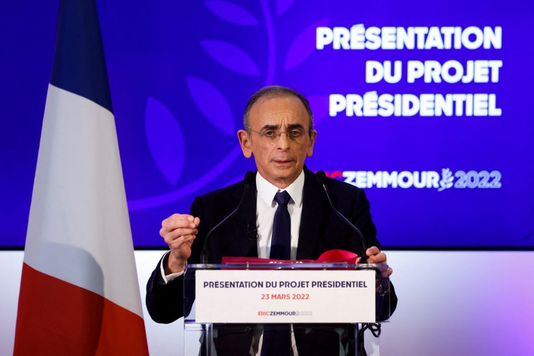 Le commentateur d'extrême droite français Eric Zemmour, candidat à l'élection présidentielle française de 2022, assiste à une conférence de presse pour présenter son programme politique à Paris