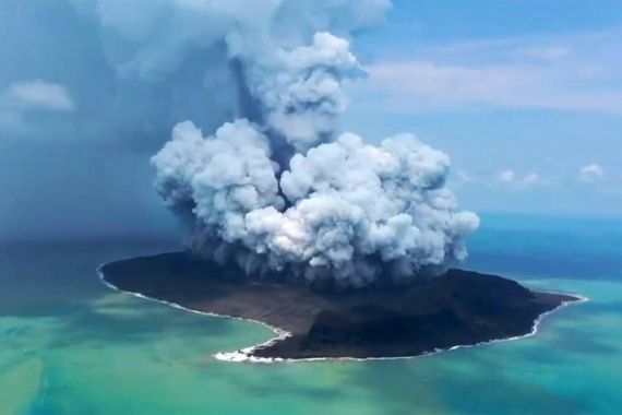 Undersea volcano Hunga-Tonga-Hunga-Ha'apai suddenly erupted, triggering tsunami waves in Tonga. (1NewsNZ/Twitter)