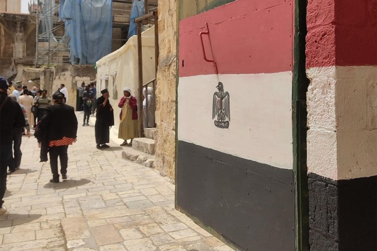الرهبان الأقباط يرسمون علم مصر على بوابة دير السلطان، وسائل تواصل.jpg