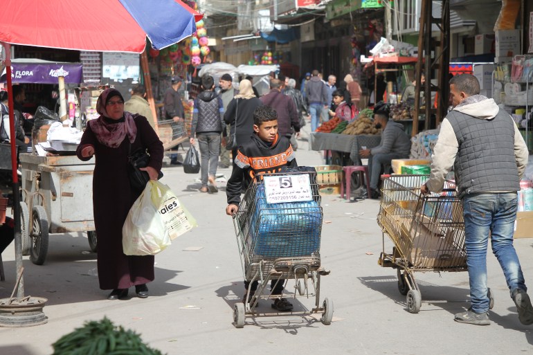 Women face serious challenges due to high price wave and its effects on Ramadan table - Raed Moussa - Al Jazeera Net (1)