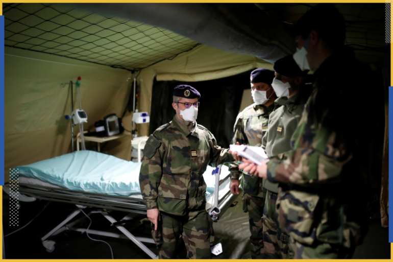 جنود فرنسيون يرتدون أقنعة واقية، ينصبون الخيام في مستشفى ميداني بالقرب من مستشفى مولوز حيث تواجه فرنسا تطورًا حادًا لفيروس كورونا (رويترز)