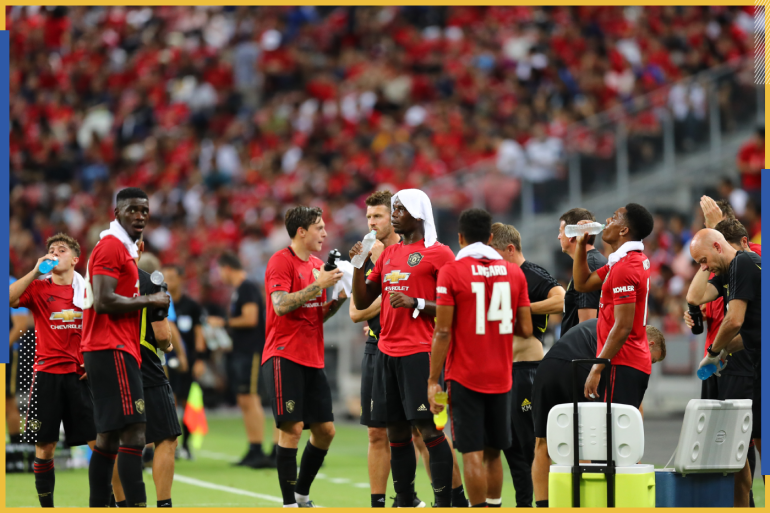 SINGAPORE - JULY 20: Players drink water during a water break during the 2019 International Champions Cup match between Manchester United and FC Internazionale at the Singapore National Stadium on July 20, 2019 in Singapore.  (Photo by Pakawich Damrongkiattisak / Getty Images)