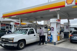 يشعر السائقون باستمرار ارتفاع اسعار البنزين عند ملء سيارتهم بالوقود