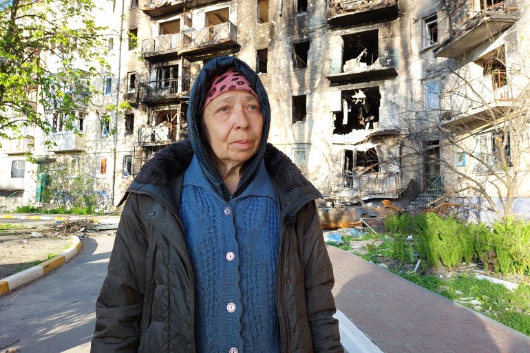 السيدة هالينا تقف أمام مبنى بيتها الذي تعرض لضرر بالغ في مدينة إربين