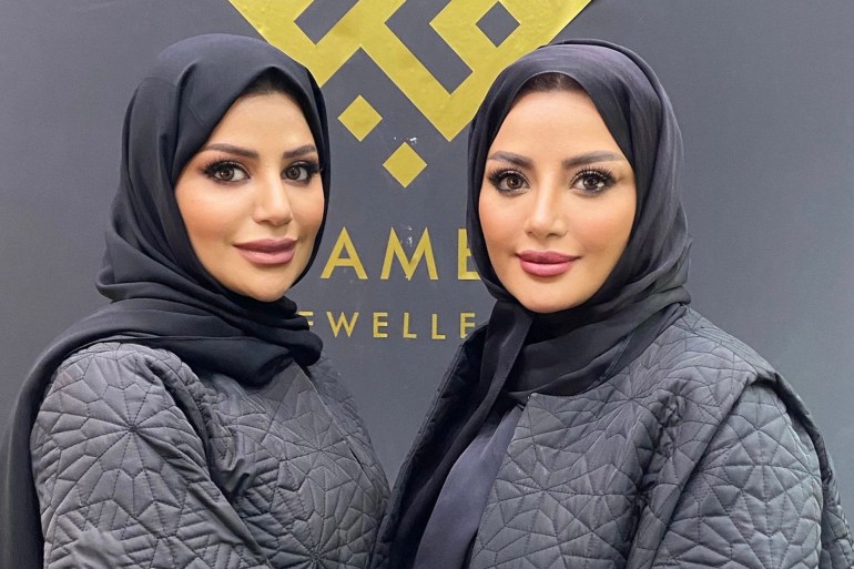 الشقيقتان نور ومريم المعضادي خلال مشاركتهما في معرض الدوحة للمجوهرات (الجزيرة)