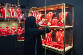 معرض الدوحة الدولي للمجوهرات والساعات شهد إقبالا كبيرا بعد توقفه بسبب جائحة كورونا (الجزيرة)